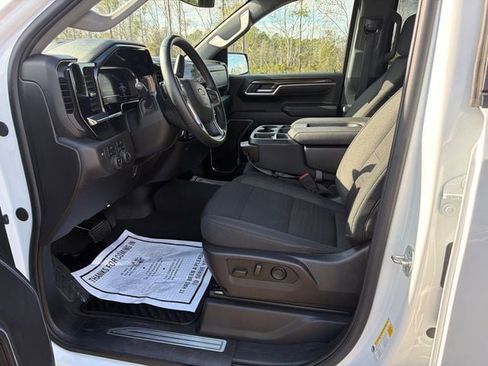 Used 2025 Chevrolet Silverado 1500 LT AWD/4WD image 3