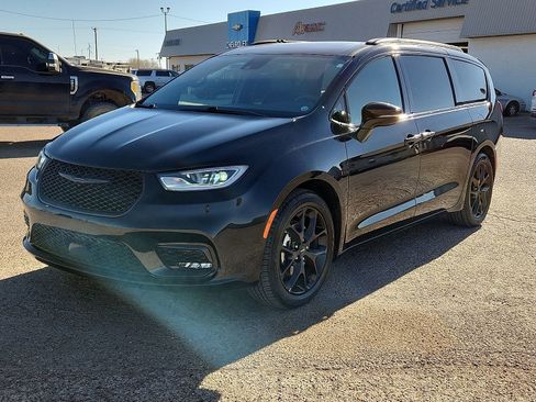 Used 2025 Chrysler Pacifica Limited image 1