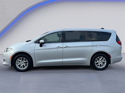 Used 2022 Chrysler Voyager LX FWD image 7