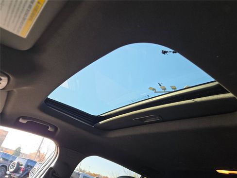 Used 2024 Chevrolet Trax RS w/ Sunroof Package image 27