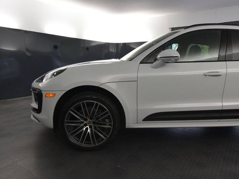 Certified 2025 Porsche Macan AWD/4WD image 42