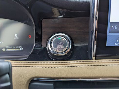 Used 2021 Lincoln Corsair Reserve image 23