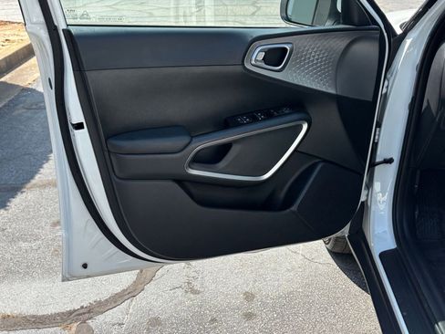 Used 2025 Kia Soul LX w/ LX Technology Package FWD image 18