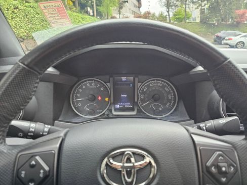 Used 2017 Toyota Tacoma TRD Sport RWD image 24