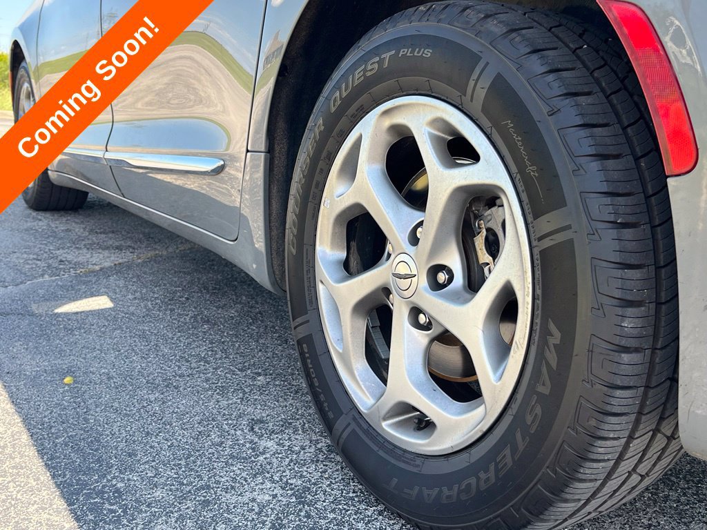 Used 2022 Chrysler Pacifica Limited FWD image 13
