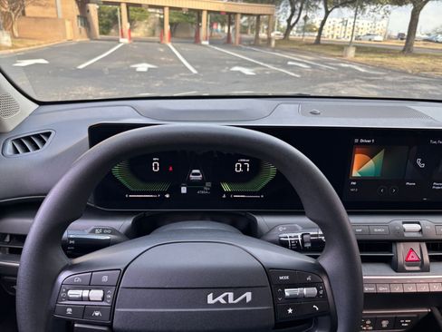 Used 2025 Kia K4 LXS image 29