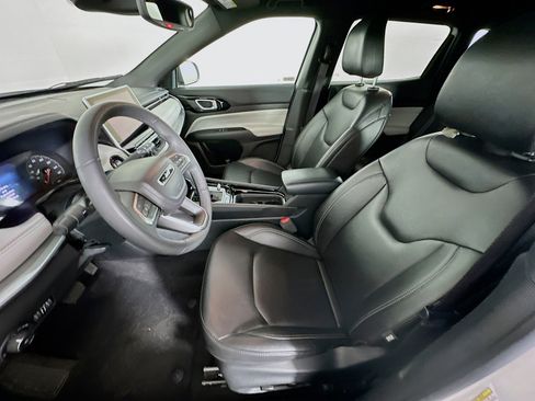 Used 2025 Jeep Compass Limited image 13