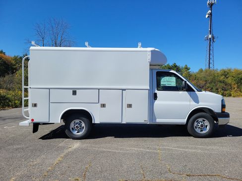 New 2025 GMC Savana 3500 w/ Power Convenience Package image 8
