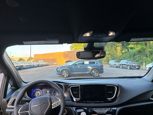 Used 2025 Chrysler Pacifica Select image 35