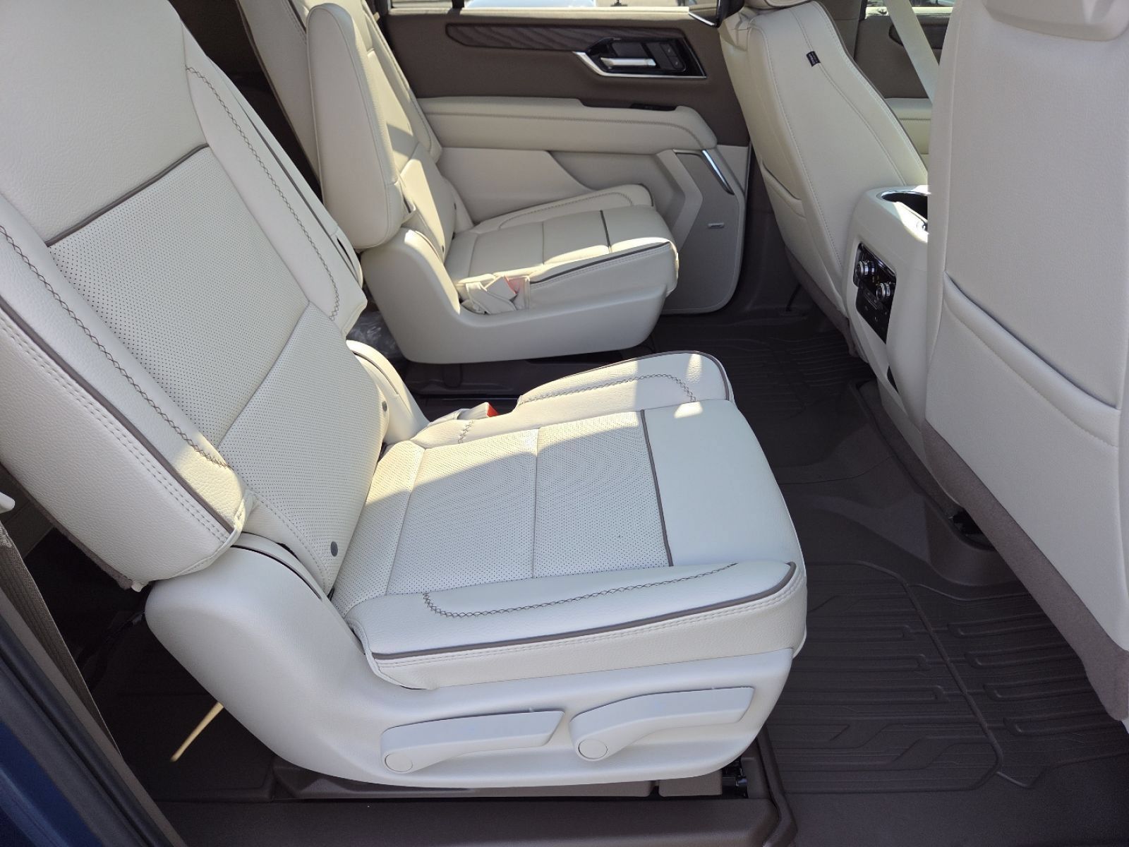 New 2026 GMC Yukon XL Denali w/ Denali Reserve Package AWD/4WD image 28