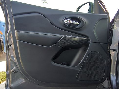 Used 2015 Jeep Cherokee Limited image 14