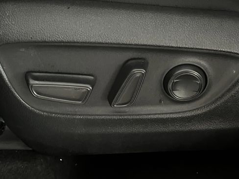 Used 2024 Toyota Highlander XLE FWD image 28