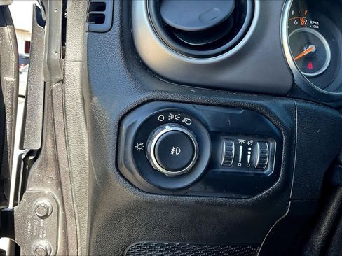 Used 2019 Jeep Wrangler Unlimited Sport image 32