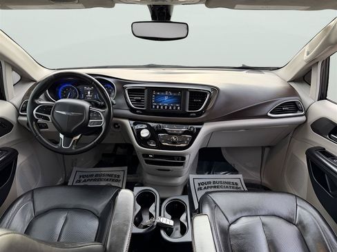 Used 2020 Chrysler Pacifica Touring-L FWD image 25