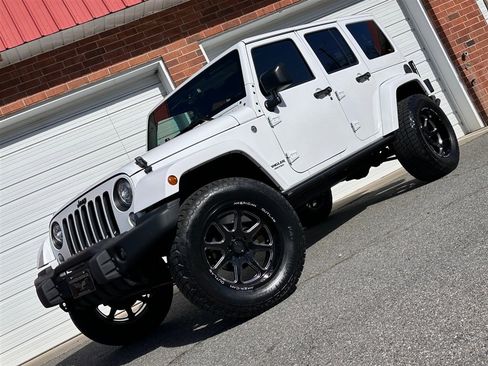 Used 2017 Jeep Wrangler Unlimited Sahara image 3