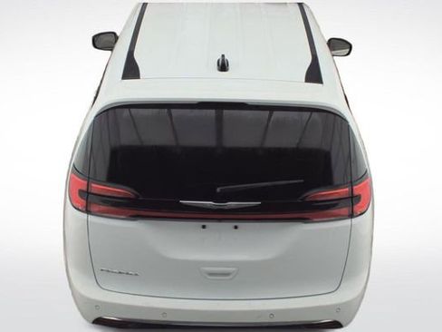 Used 2024 Chrysler Pacifica Touring-L image 5