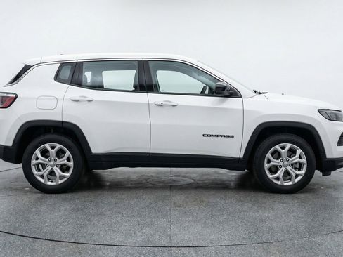 Used 2025 Jeep Compass Latitude image 11