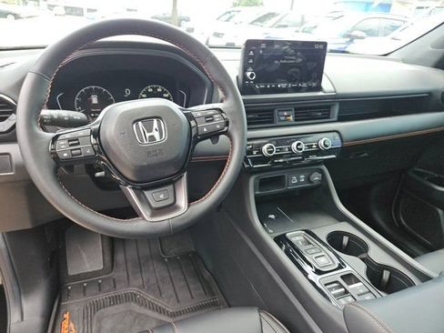 Used 2025 Honda Pilot TrailSport image 24