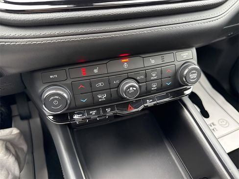 Used 2023 Dodge Durango SXT w/ SXT Blacktop Group image 25