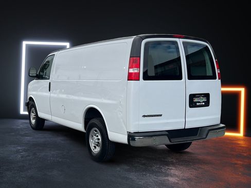 Used 2018 Chevrolet Express 2500 w/ Driver Convenience Package RWD image 4