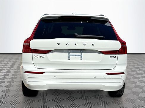 Used 2022 Volvo XC60 B5 Momentum image 7