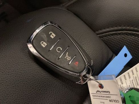 Used 2023 Chevrolet Traverse RS image 28