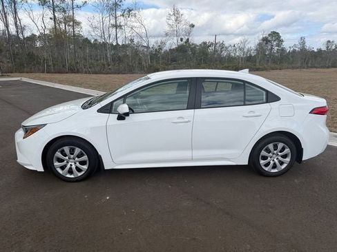 Used 2025 Toyota Corolla LE image 2