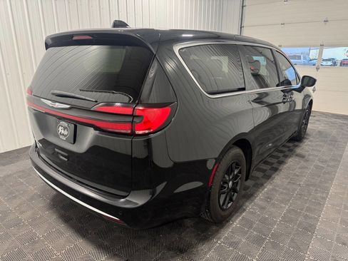 Used 2023 Chrysler Pacifica Touring image 3