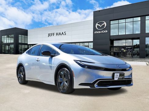 Used 2025 Toyota Prius SE image 4