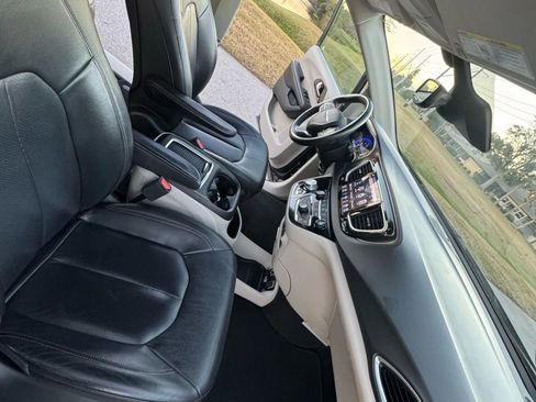 Used 2018 Chrysler Pacifica Touring-L Plus w/ Advanced Safetytec Group image 10