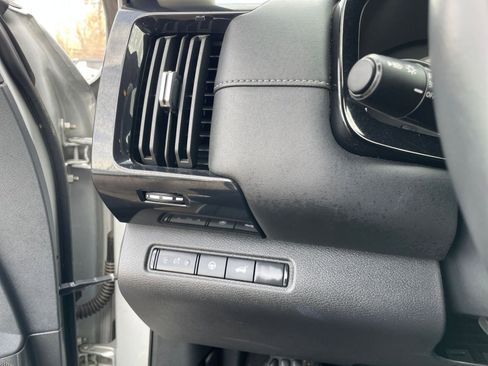 Used 2025 Nissan Pathfinder SV image 33