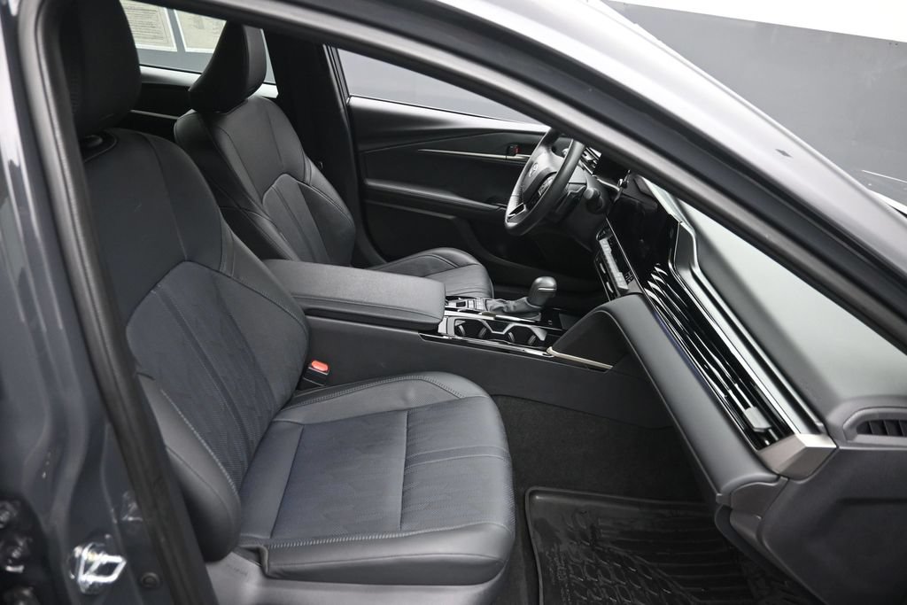 Used 2025 Toyota Camry XSE FWD image 9