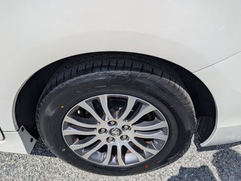 Used 2020 Toyota Sienna XLE w/ XLE Navigation Package FWD image 10
