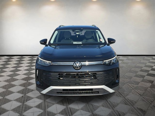 Used 2025 Volkswagen Tiguan SE AWD/4WD image 2