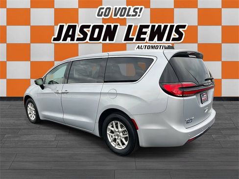 Used 2024 Chrysler Pacifica Touring-L image 6