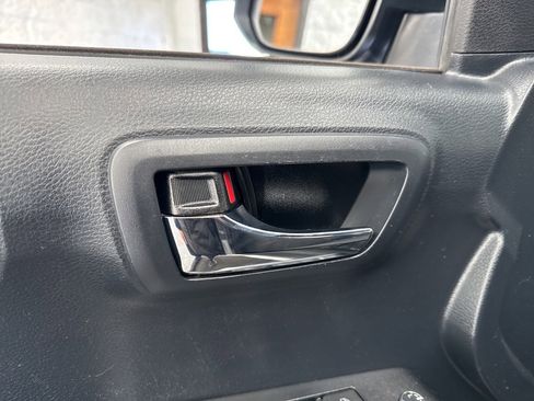 Used 2018 Toyota Tacoma TRD Off-Road image 37