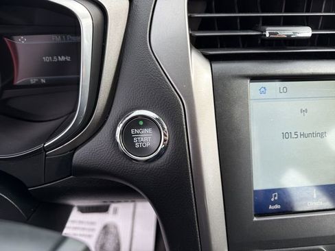 Used 2020 Ford Fusion SE FWD image 25