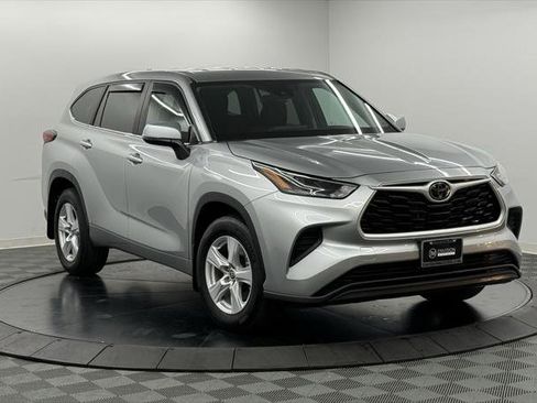 Certified 2023 Toyota Highlander L image 5