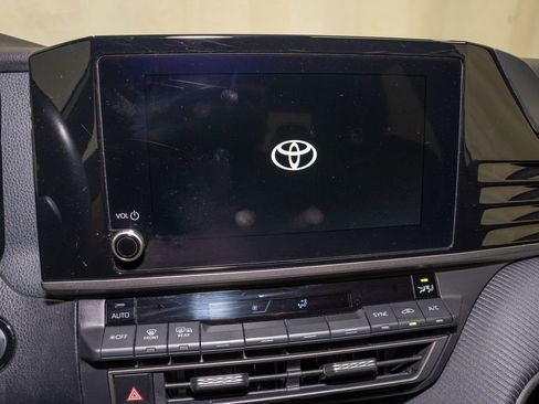 Used 2025 Toyota Camry SE image 11