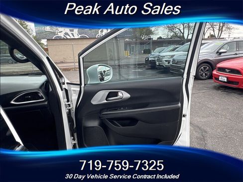 Used 2018 Chrysler Pacifica Touring-L w/ Premium Audio Group FWD image 34