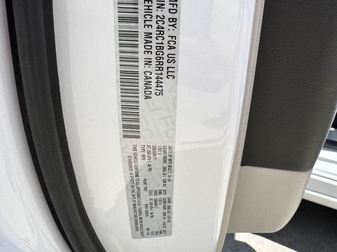 Used 2024 Chrysler Pacifica Touring-L FWD image 36