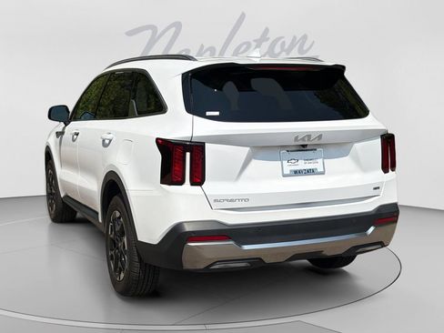 Used 2024 Kia Sorento S AWD/4WD image 3