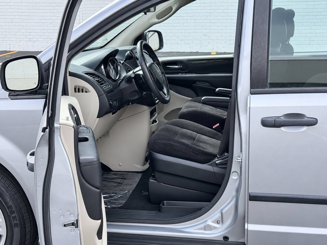 Used 2013 Dodge Grand Caravan American Value Package FWD image 10