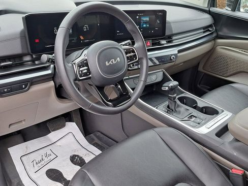 Used 2025 Kia Carnival image 9