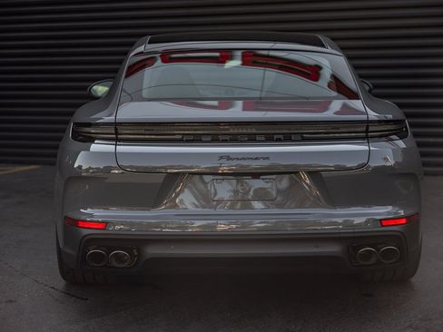 Used 2025 Porsche Panamera image 8