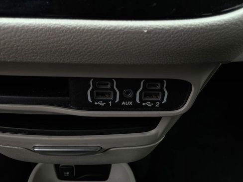 Used 2024 Chrysler Pacifica Touring-L FWD image 29