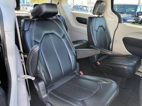Certified 2024 Chrysler Pacifica Touring-L image 16