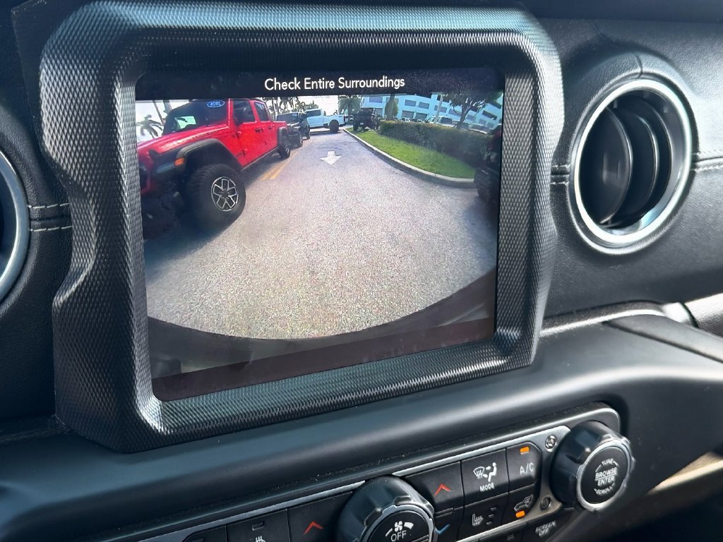 Used 2018 Jeep Wrangler Unlimited Sahara AWD/4WD image 20