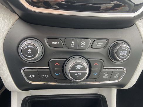 Used 2020 Jeep Cherokee Limited image 28