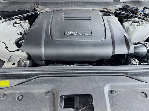 Used 2024 Land Rover Discovery Dynamic SE image 39